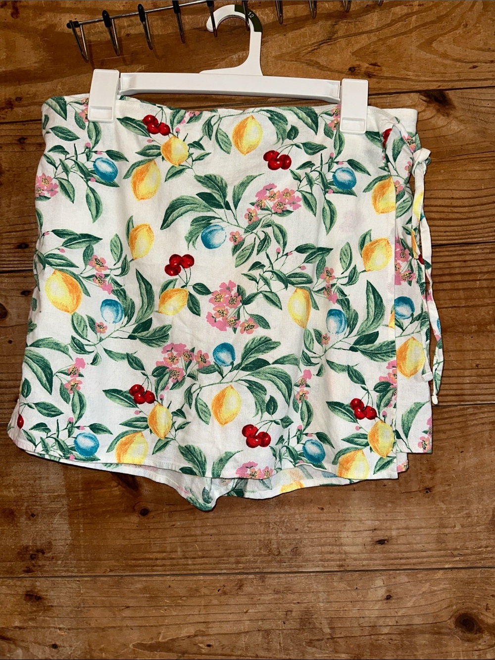 NWT Old Navy High-Waisted Linen-Blend Skort in a floral fruit lemon print